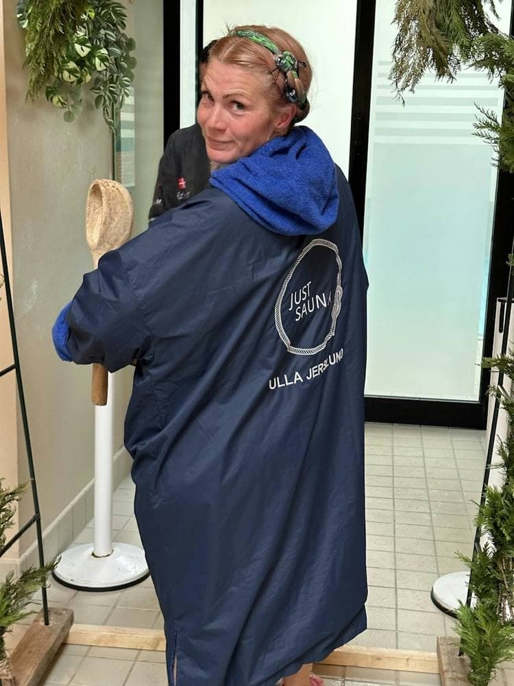 Ulla in the navy dry robe