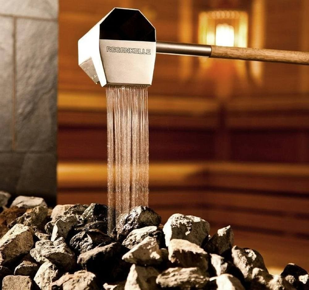 A Regenkelle pouring water over the sauna stones like rain